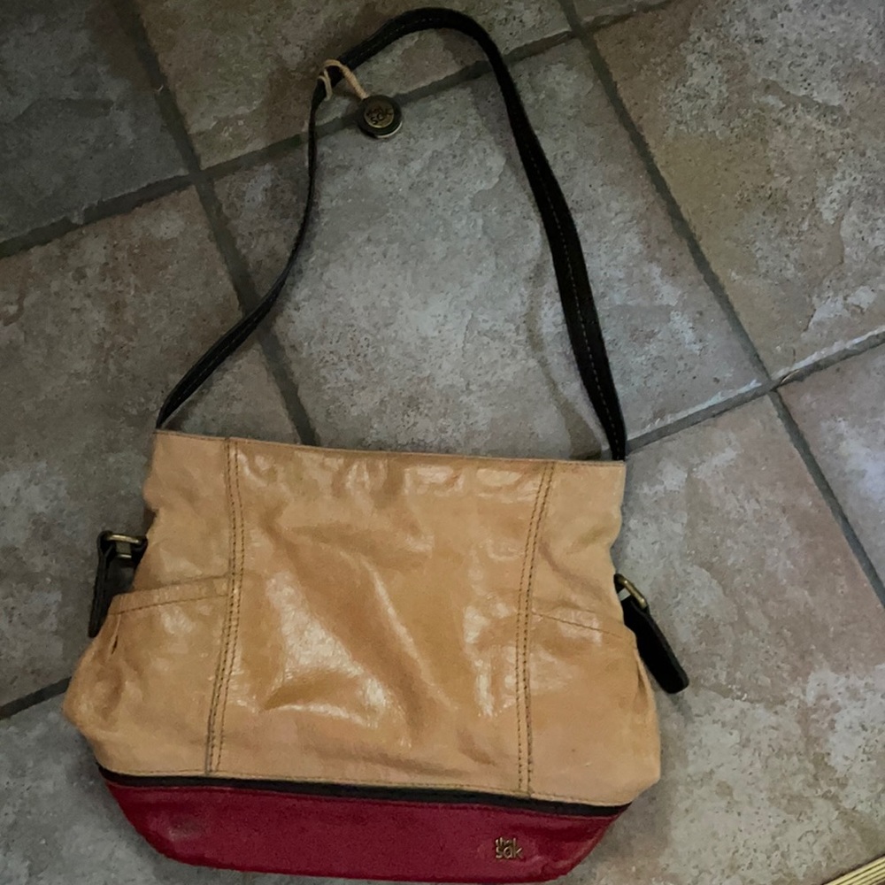 Sak tan and red shoulder bag
